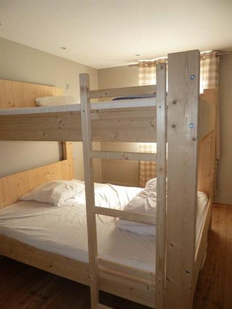 Une des deux chambres d'amis, lits sur mesure
